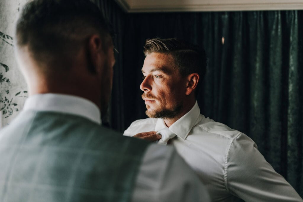 Tom atmet tief durch, während draußen die Sonne über Leogang aufgeht.