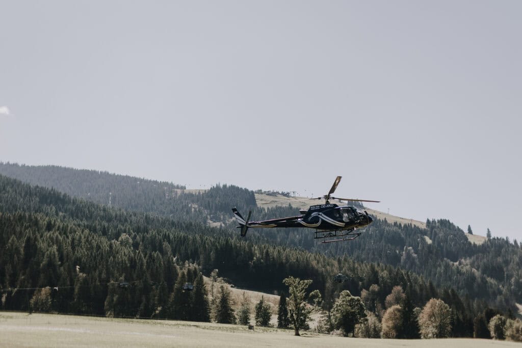 Ein Moment für die Ewigkeit – Lexi landet mit dem Helikopter direkt neben der Kraller Alm.
