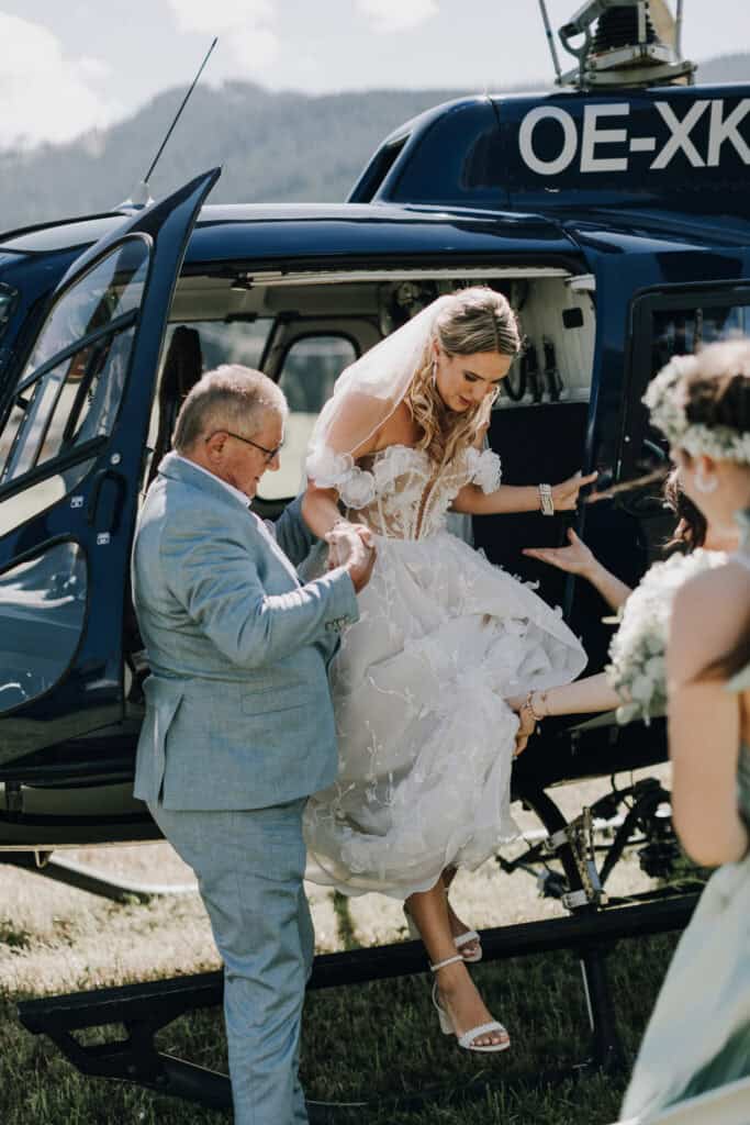 Das Kleid flattert im Wind, das Herz schlägt schneller – Lexi’s unvergesslicher Einzug.