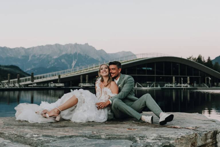 Brautjungfer in Robe vor Kleidern, Hochzeit Kraller Alm. Hochzeitsfotograf Leogang.