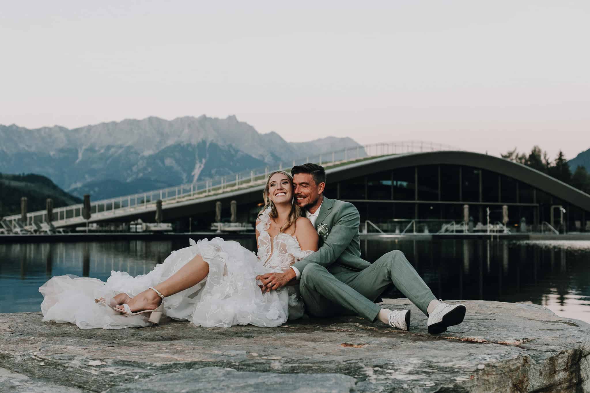 Brautjungfer in Robe vor Kleidern, Hochzeit Kraller Alm. Hochzeitsfotograf Leogang.