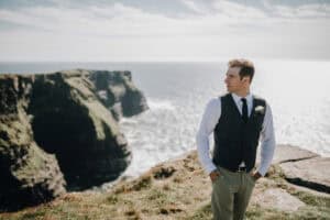 Bräutigam in Irland vor den Cliffs of Moher. Hochzeitsfotograf Irland.