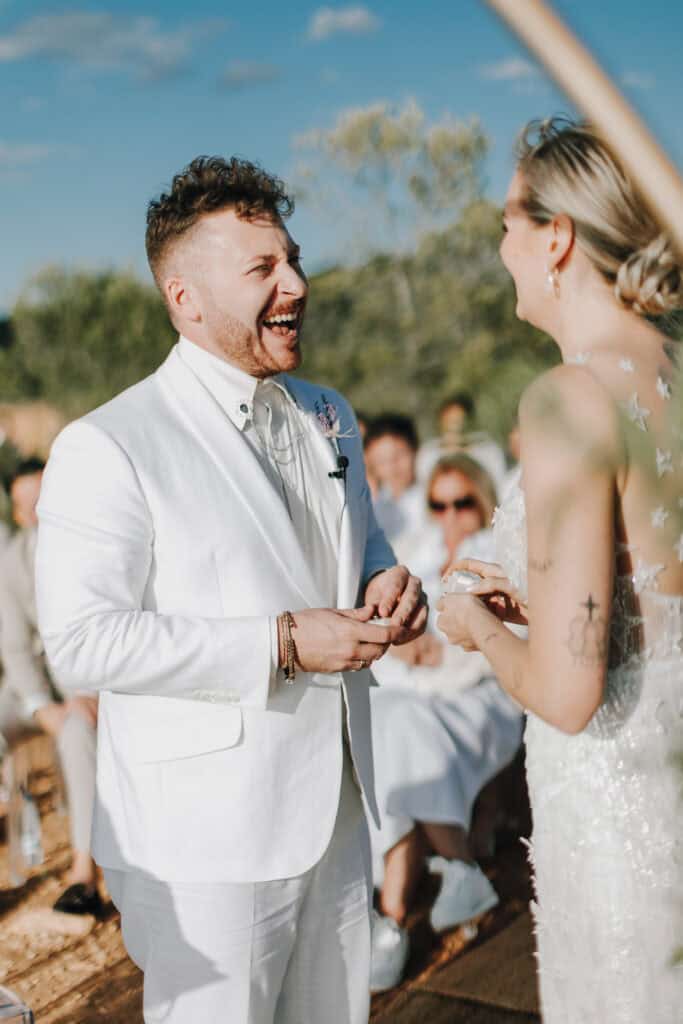 Lachender Bräutigam bei der Trauung auf Ibiza.