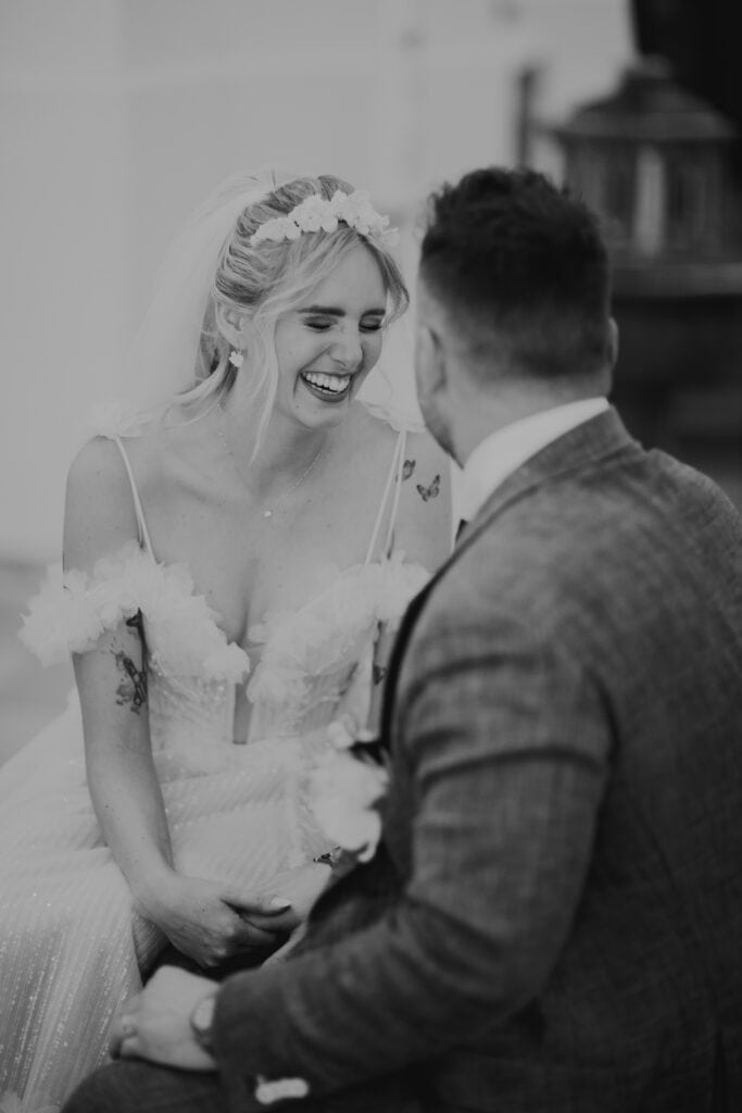 Braut lacht Bräutigam an, Hochzeitsfotograf München. Glückliches Paar, Hochzeit.