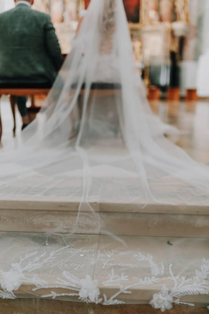 Brautkleid mit Schleppe in Kirche. "Magdalena & Andreas 4.08.24. Always & Forever" Stickerei.
