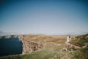 Brautpaar an den Cliffs of Moher, Irland. Hochzeit im Freien mit Meerblick.
