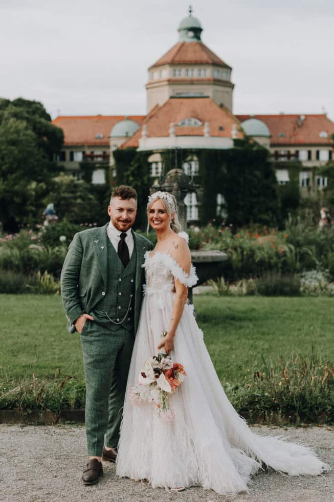 Brautpaar in München vor historischem Gebäude. Elegante Hochzeit im Freien. Hochzeitsfotograf München.