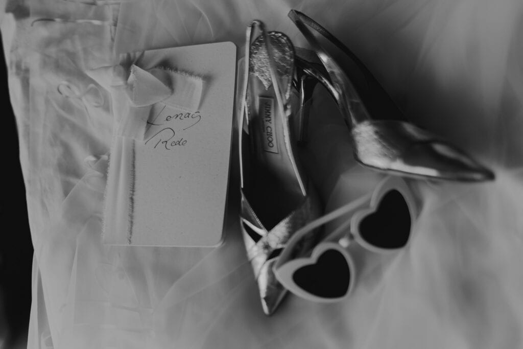 Brautschuhe Jimmy Choo, Herz Sonnenbrille und Notizbuch "Lonac & Rede".