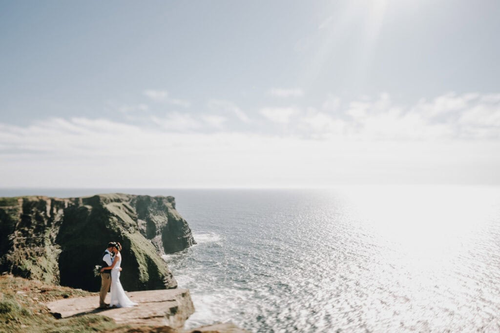 Brautpaar umarmt sich an den Cliffs of Moher, Irland. Hochzeitsfotograf Irland.