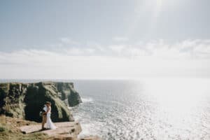 Brautpaar umarmt sich an den Cliffs of Moher, Irland. Hochzeitsfotograf Irland.