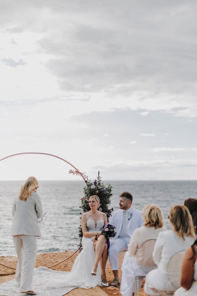 Brautpaar bei Hochzeit auf Ibiza mit Meerblick.
