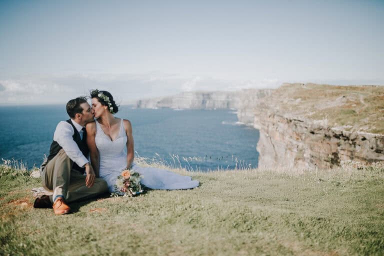 Brautpaar küsst sich auf den Klippen von Moher, Irland. Hochzeitsfotograf Irland.