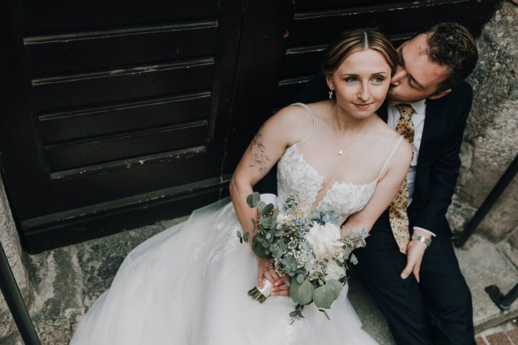 Hochzeit in Innsbruck – Brautpaar in einem Hauseingang der Altstadt