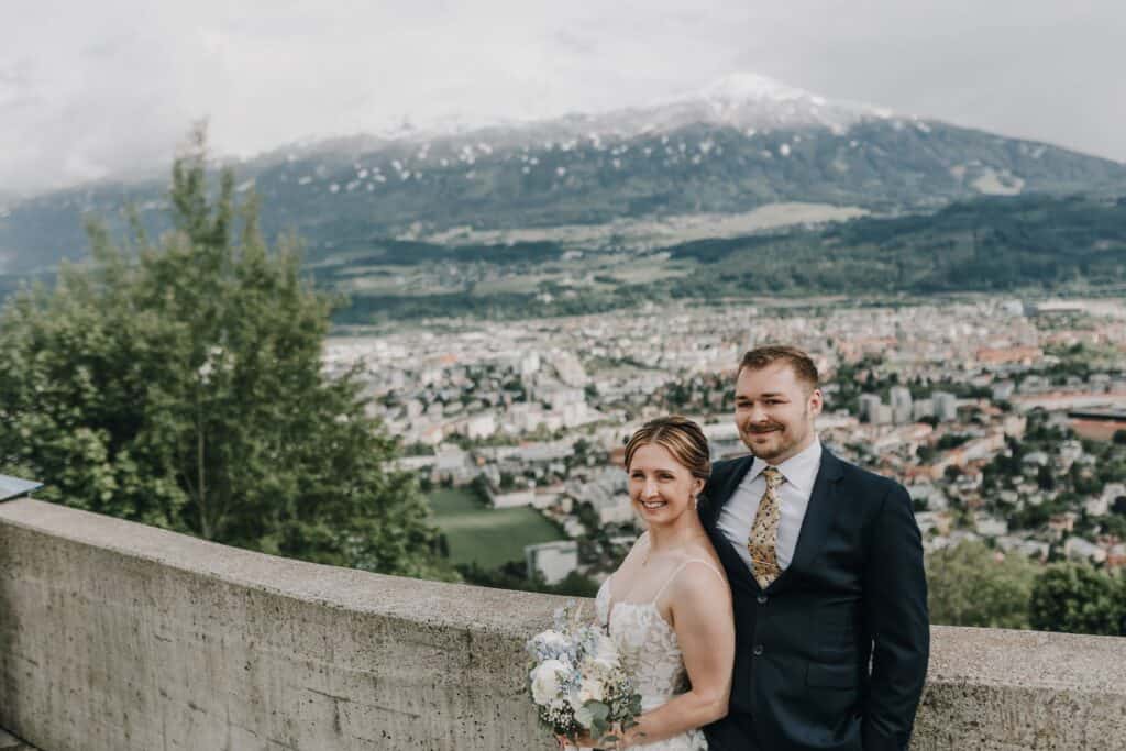 Hochzeit in Innsbruck – Brautpaar mit Blick über die Stadt