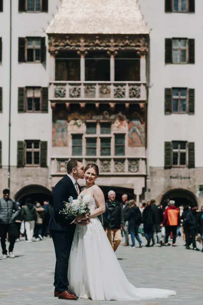 Hochzeit in Innsbruck – Brautpaar vor dem Goldenen Dachl