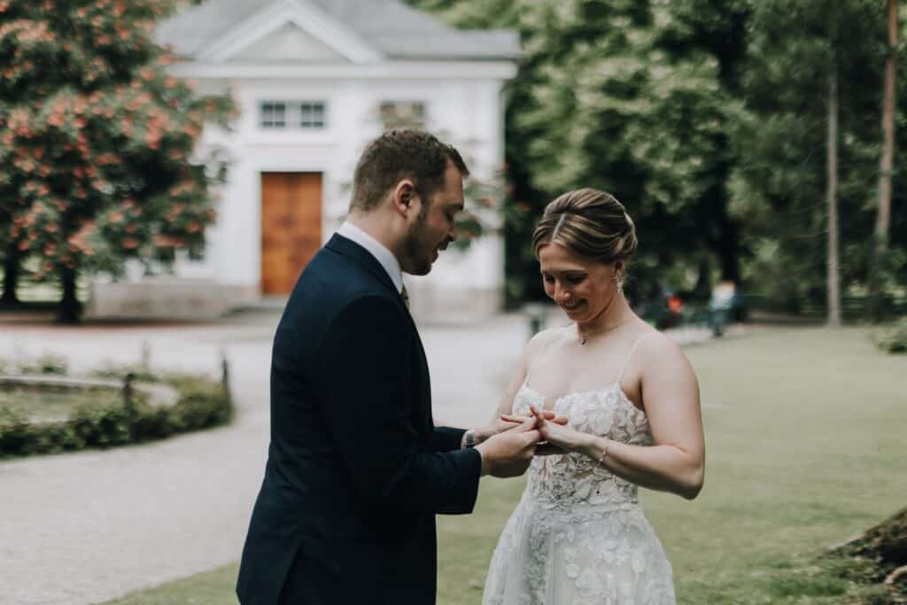 Hochzeit in Innsbruck – Ringtausch im Hofgarten