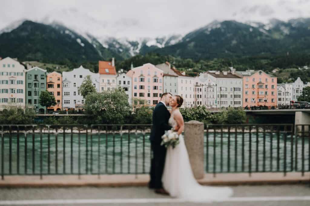 Hochzeitsfotograf Innsbruck – Brautpaar am Inn vor den bunten Häusern von Mariahilf